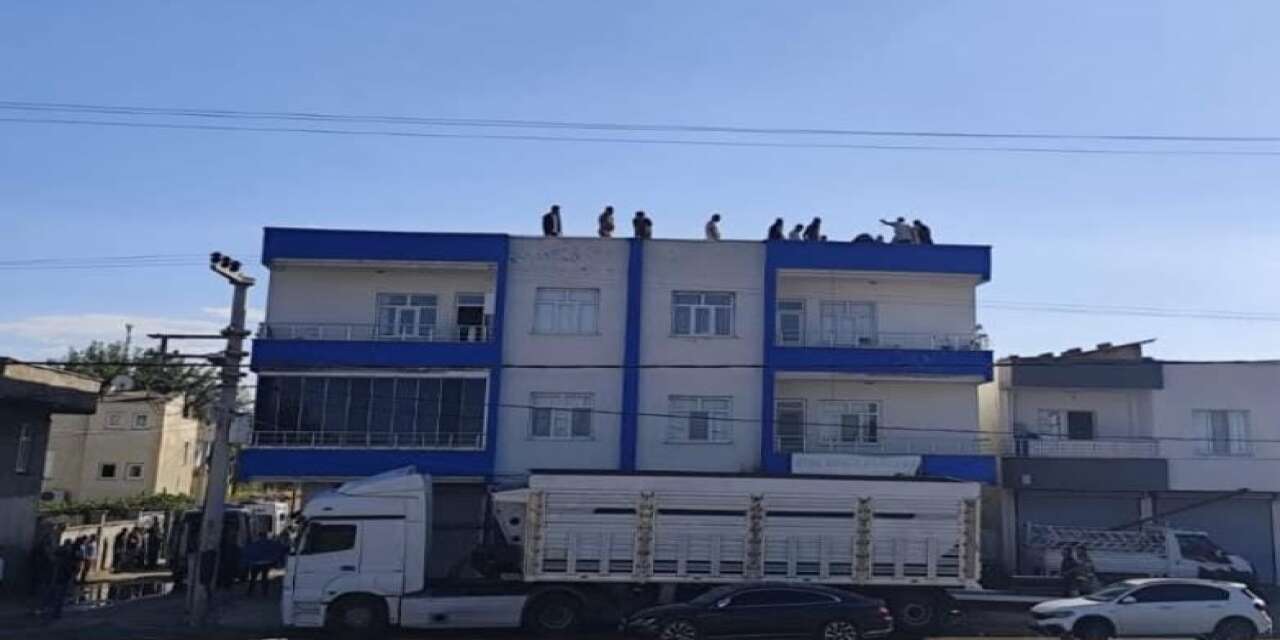 Elektrik akımına kapılan usta öldü, 2 çırağı ağır yaralı