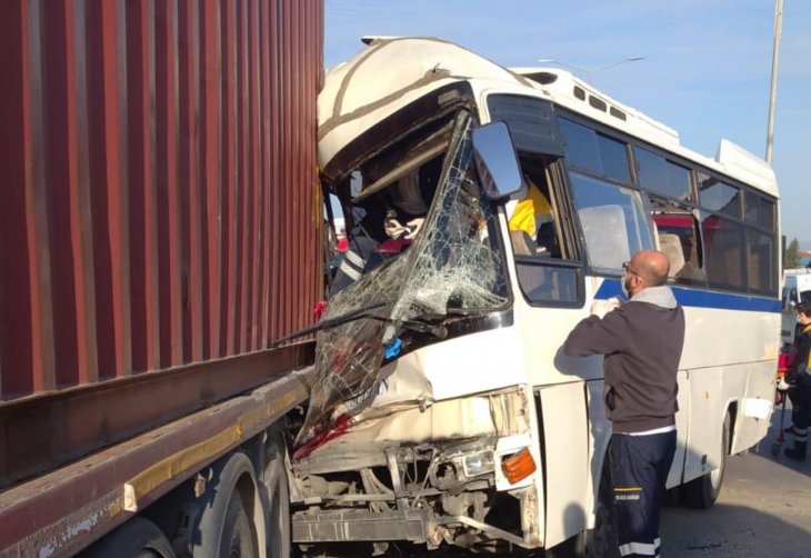 İşçi servis minibüsü park halindeki tıra çarptı: 1 ölü, 15 yaralı