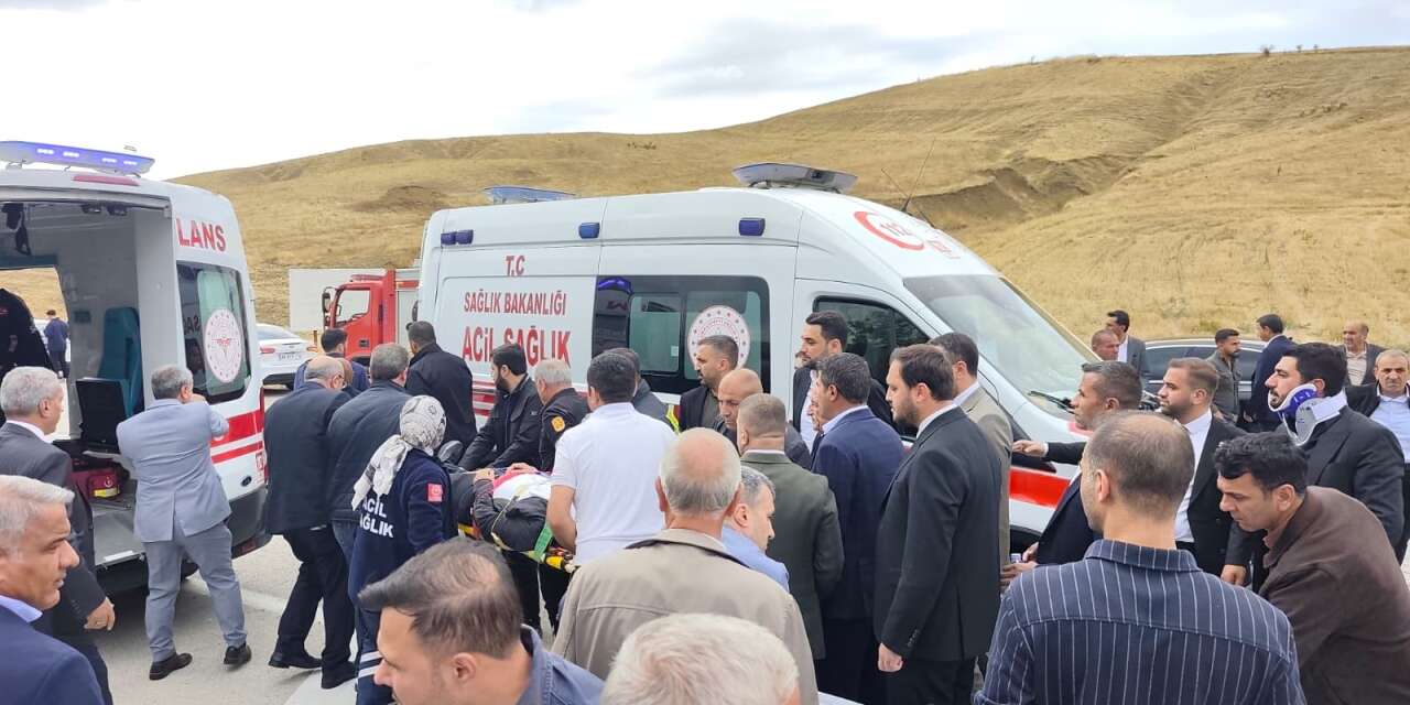 Belediye başkanının konvoyu kaza yaptı! Milletvekili yaralıların yanına koştu