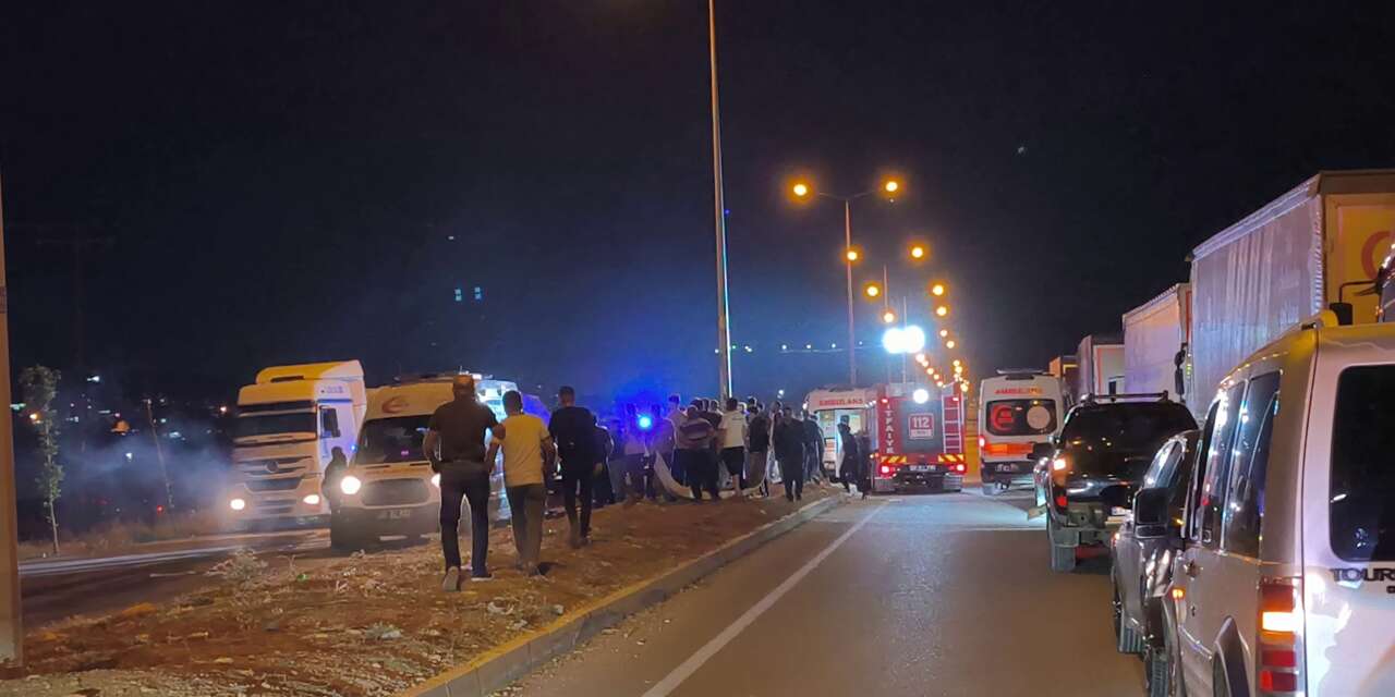 Kontrolden çıkan otomobil 2 TIR sürücüsüne çarptı