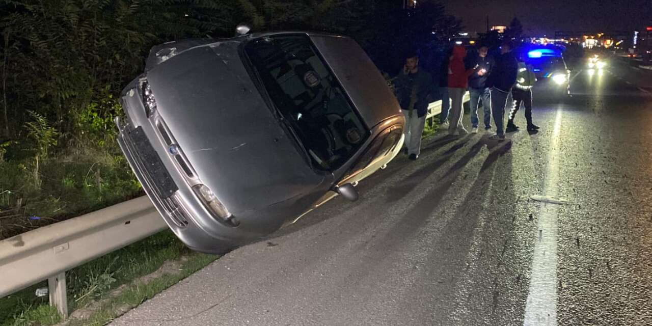 Konya’dan yola çıkan otomobil kaza yaptı! Bariyerlere çarpıp yan durdu