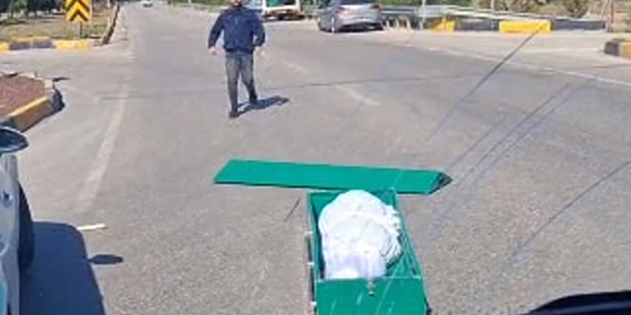 Yolun ortasındaki tabut trafiği durdurdu! Gören şok oldu