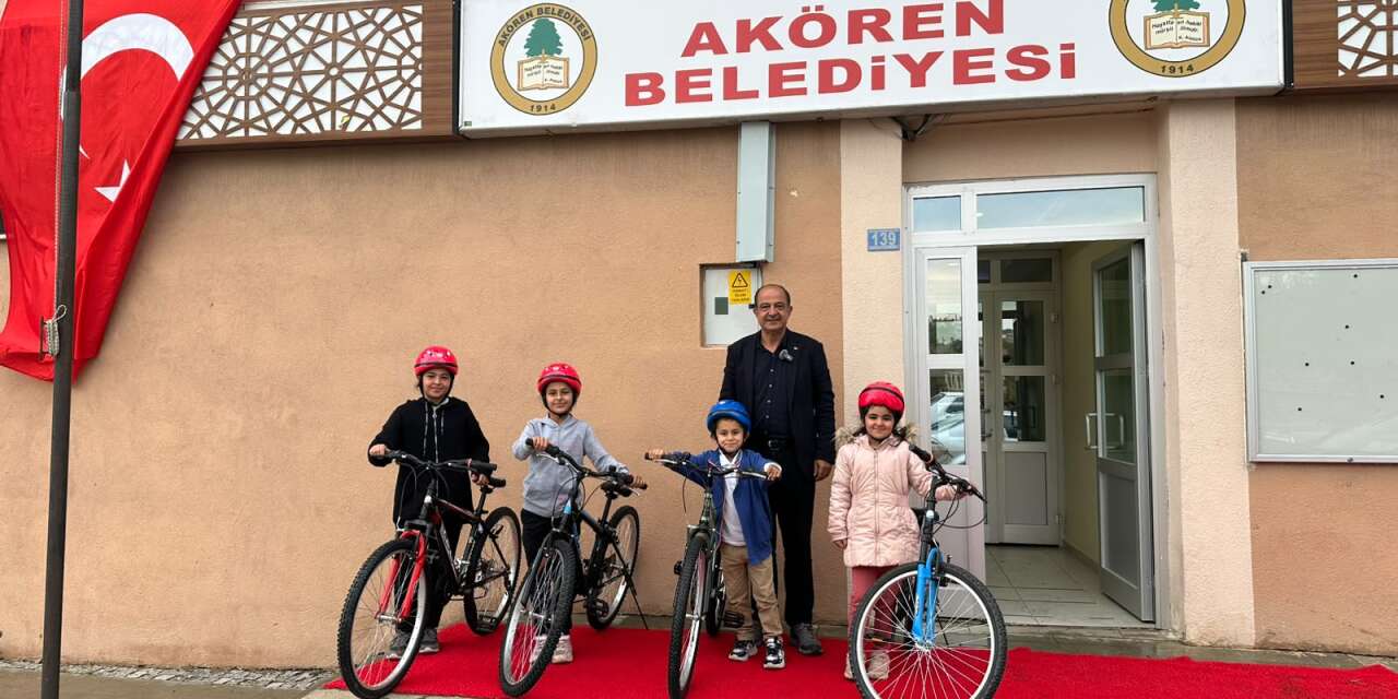 Konya’da parkı temizleyen çocuklara Başkan Arslan’dan bisiklet sürprizi