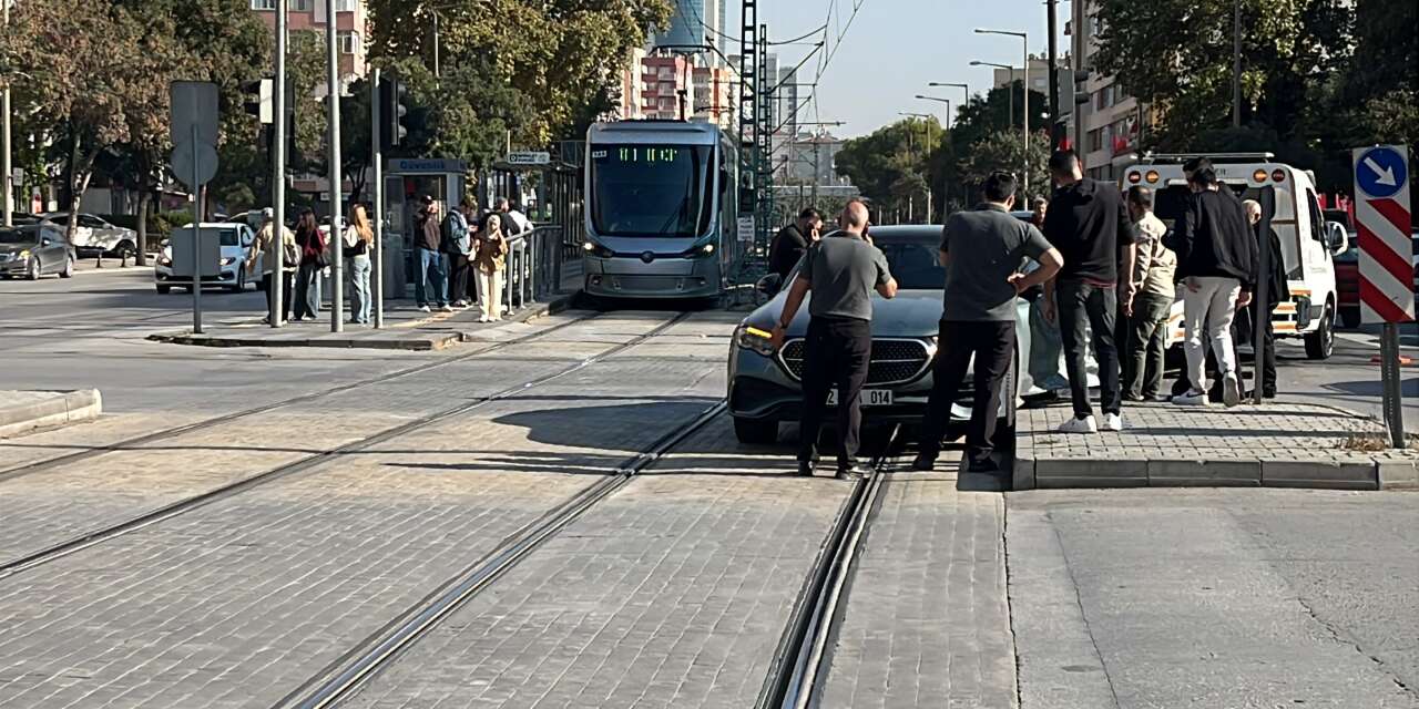 Konya’da kaza yapan otomobil kendini kilitledi, devreye “ahtapot çekici” girdi