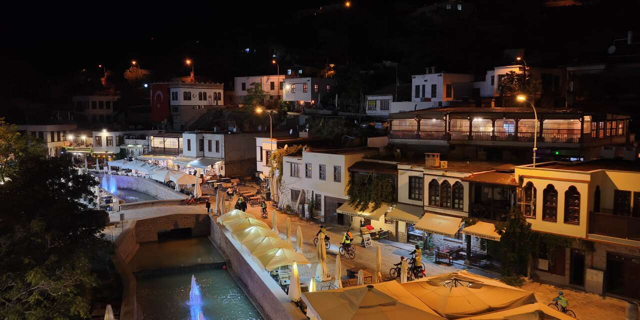 Konya’da pazartesi akşamlarının yeni geleneği! Yüzlerce yıllık tarihe pedal çevirdiler