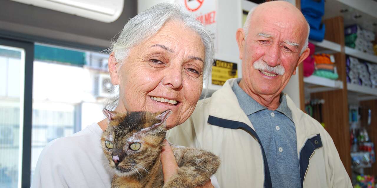 Kanser tedavisi için Konya’daydı! Vücudunun yüzde 40'ı yanan kedisine sonunda kavuştu