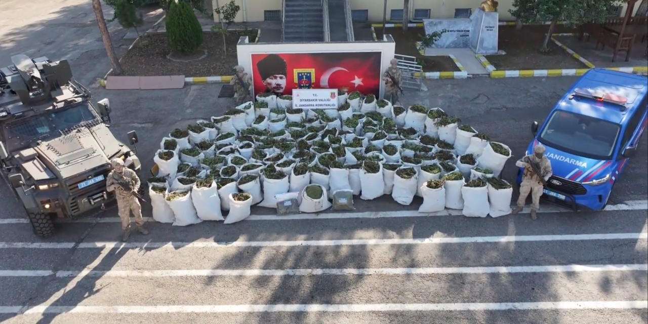 Zehir tacirlerine ağır darbe! 2 ton 200 kilogram esrar ele geçirildi