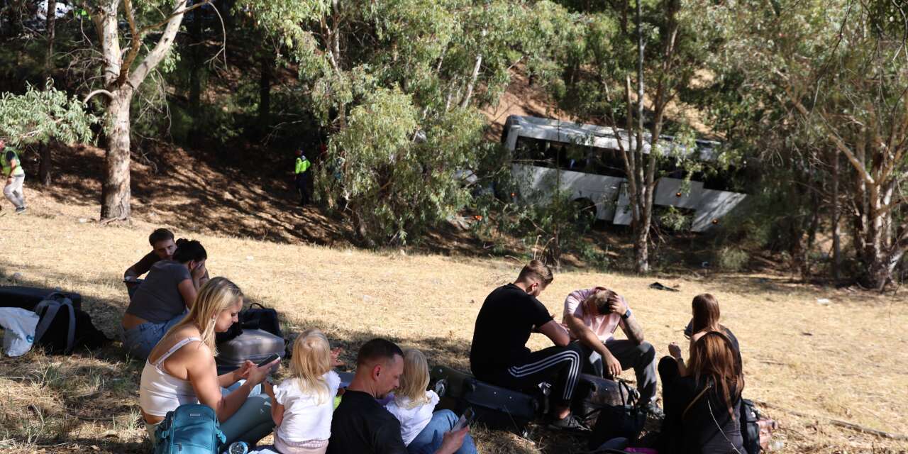 Tur otobüsüyle minibüs çarpıştı, 2 kardeş hayatını kaybetti
