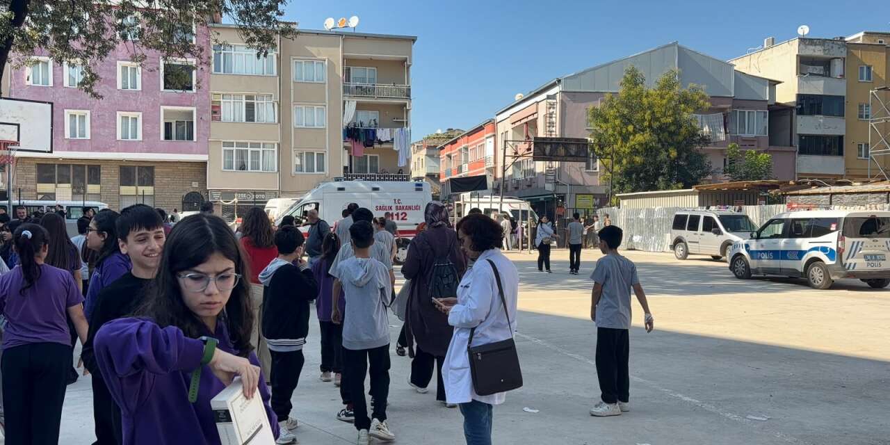Okulda alarm! 27 öğrenci hastaneye kaldırıldı, eğitime ara verildi