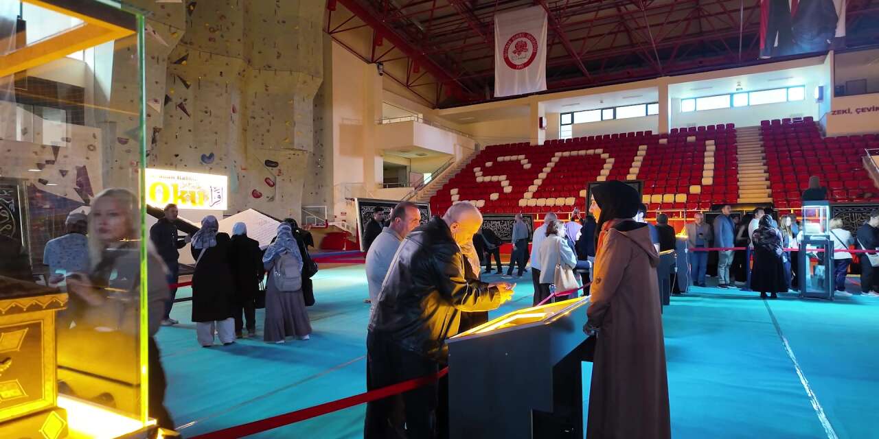 İslam tarihinin kıymetli emanetleri Isparta'da vatandaşlarla buluştu
