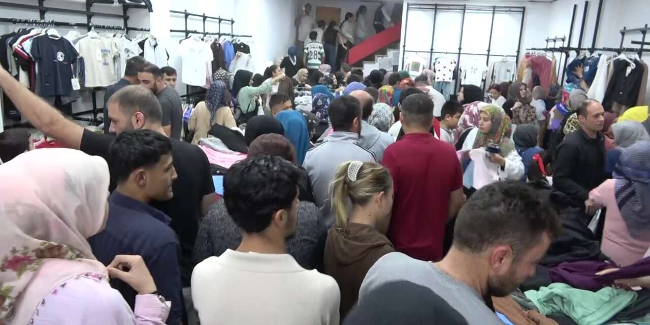 100 TL'lik kıyafet izdihamı! Mağazanın kapıları açılınca ortalık karıştı