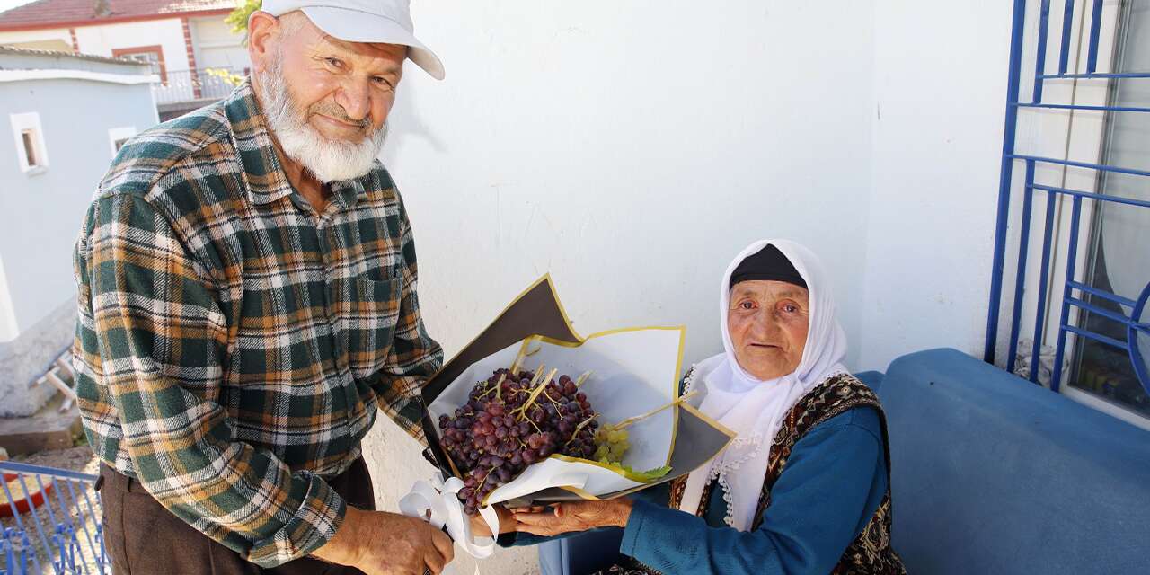 58 yıllık aşkın en doğal hali! Eşine her yıl aynı buketi veriyor