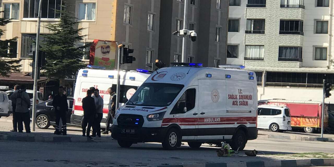 Konya’da kavşakta korkutan kaza! Motosikletteki 2 genç yaralandı