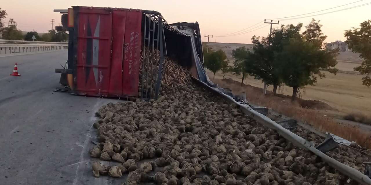 Konya’da TIR kazası! Şoför yaralandı, pancarlar yola saçıldı