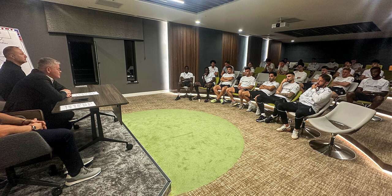 Başkan Atiker Konyasporlu futbolcularla buluştu, önemli mesajlar verdi