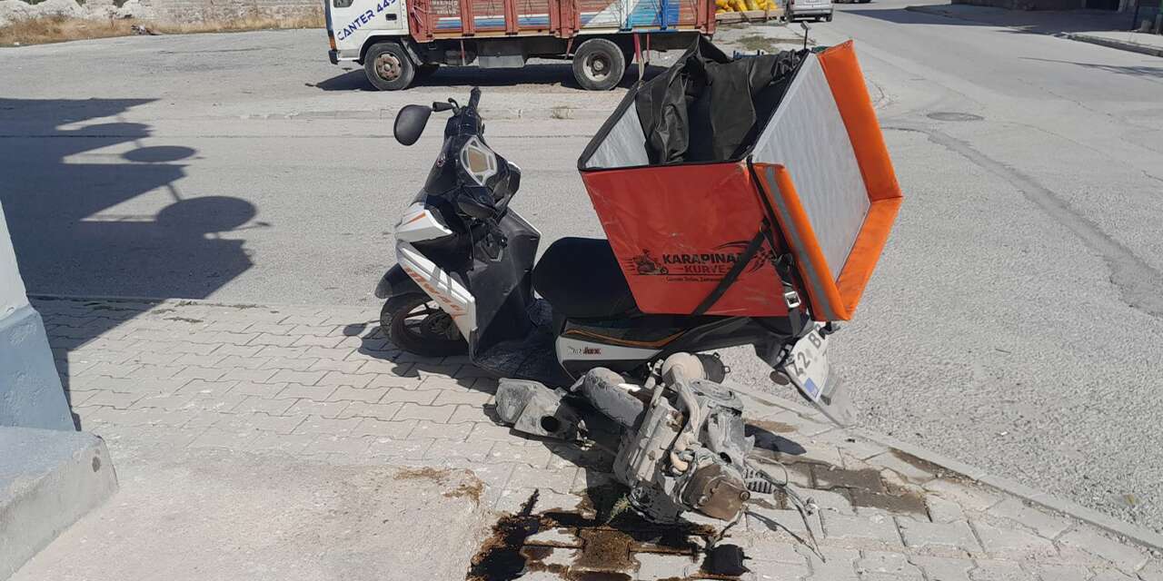 Konya’da motosikletli kurye ölümden döndü! Hayatını kaskı kurtardı