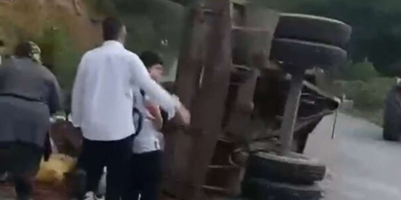 Köy yolunda kaza! 11 kişi yola savruldu