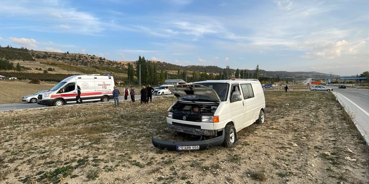 Konya plakalı otomobille çarpışıp refüje savruldu! Eşi yaralandı