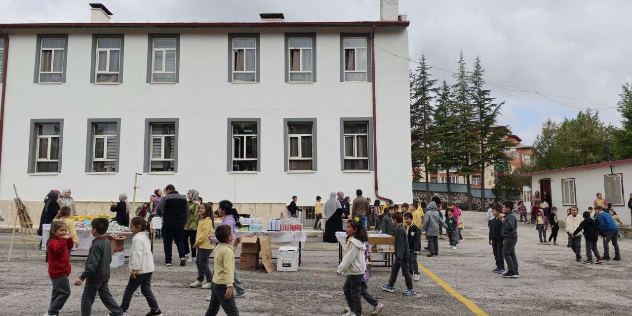 Konya’da 24 okulda çocuklar sevindi! Bin 300 öğrenciye hediye verildi