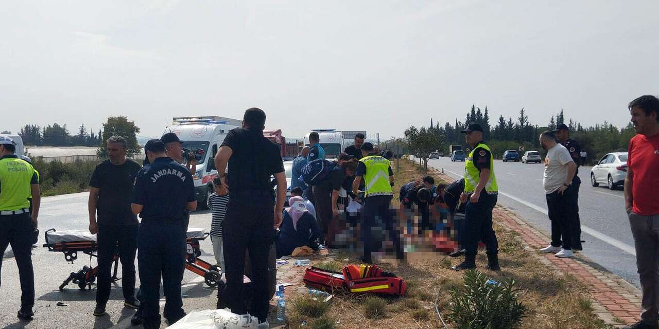 Kaygan yolda yolcu midibüsü devrildi! Yaralılar var