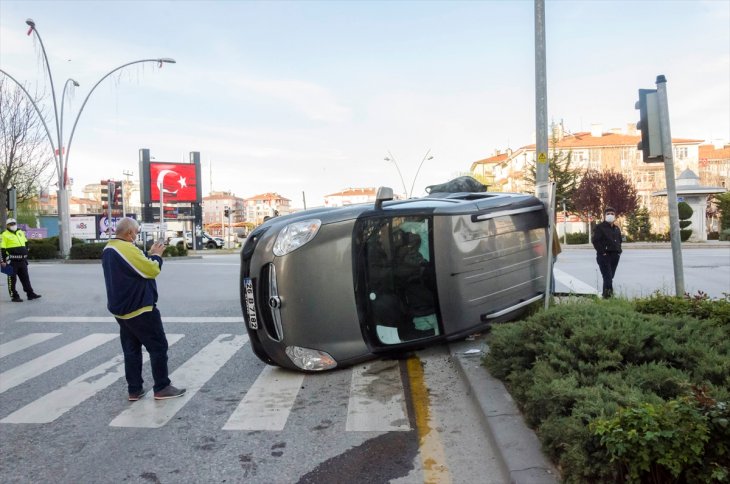 Otomobille hafif ticari aracın çarpıştığı kazada 3 kişi yaralandı