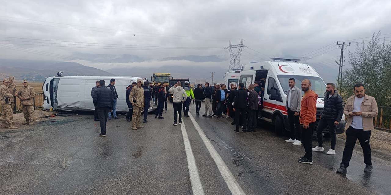 Servis minibüsü devrildi! Şoför ve 13 öğrenci yaralandı
