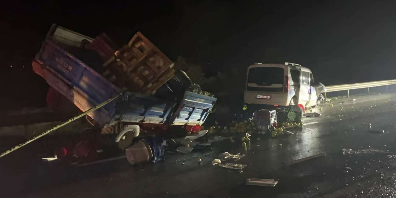 Meyve yüklü traktör devrildi! AK Partili yönetici dahil 2 kişi öldü