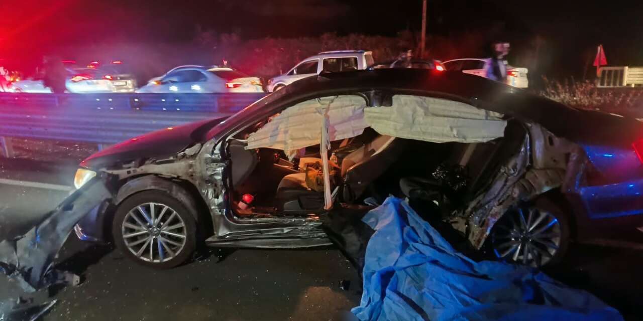 Köprüde feci kaza! Otomobil bariyere çarptı, 2 kişi can verdi