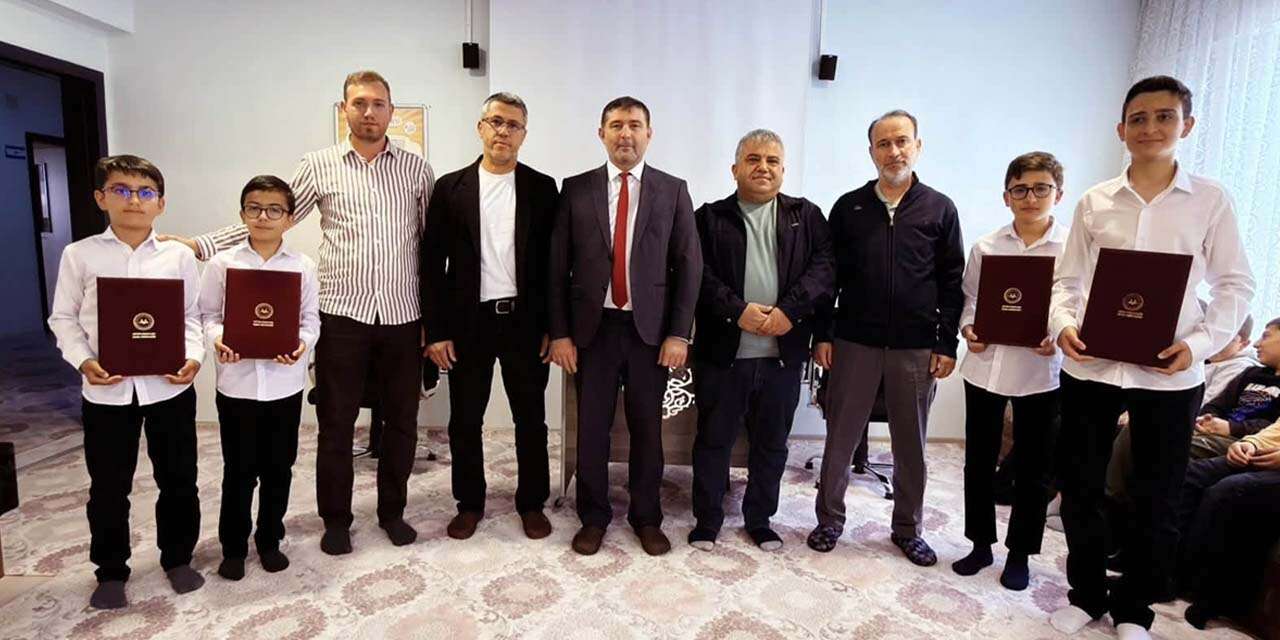 Konya’da duygu dolu anlar! 9 öğrenci hafızlık icazetini aldı