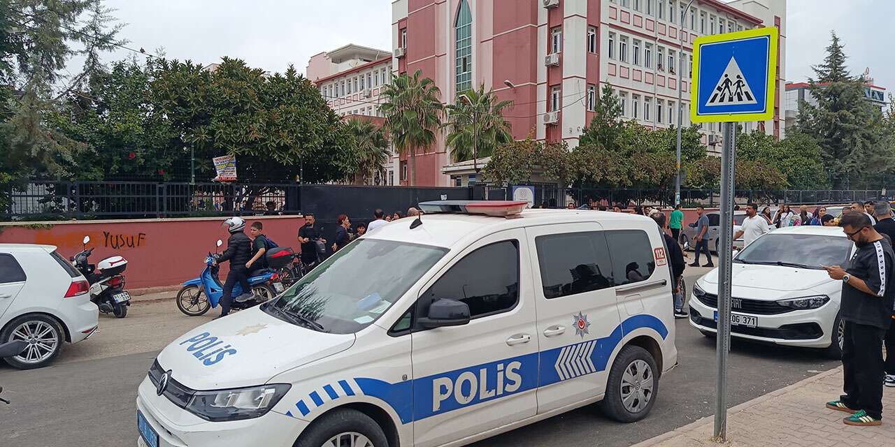 Ortaokulda bıçaklı kavga! Kız öğrenci arkadaşını bıçakladı, okul tatil edildi