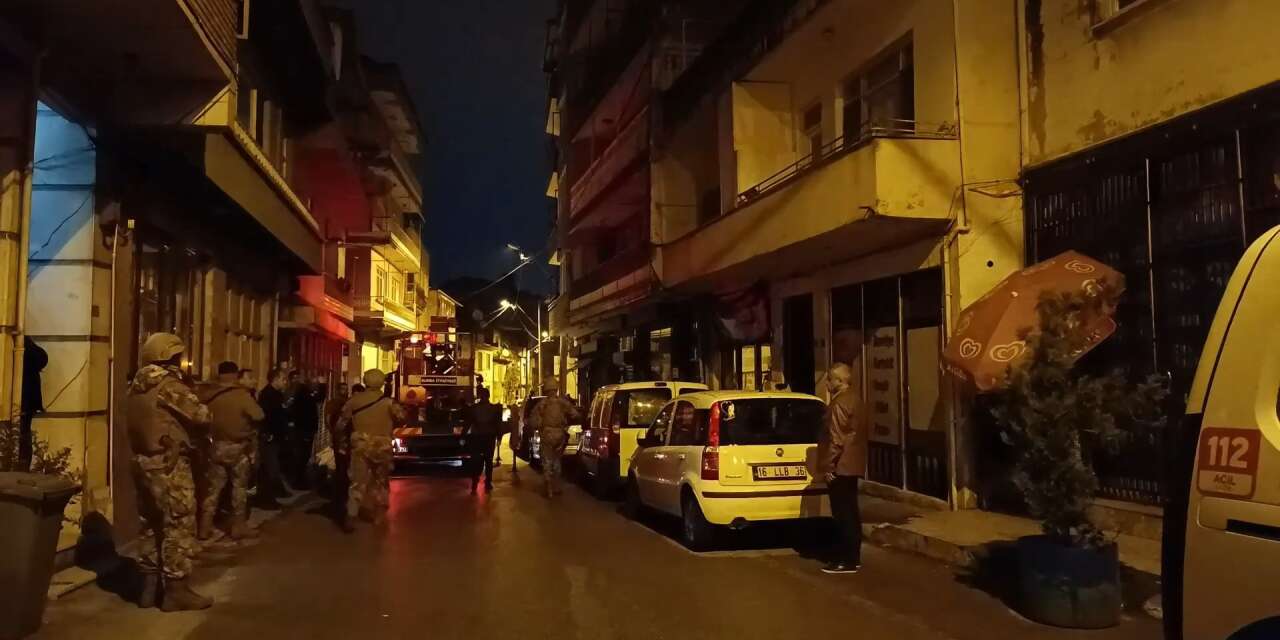 Annesini bıçakla rehin aldı! Devreye özel harekat girdi