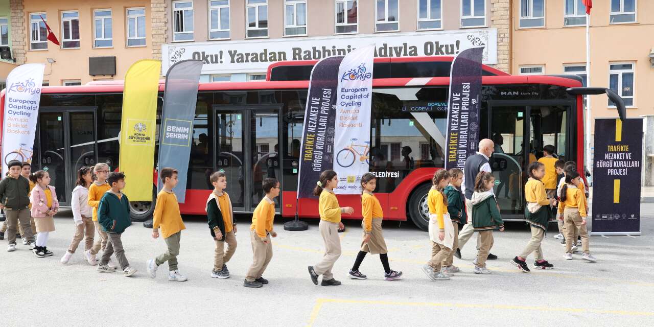 Konya’da Nezaket Otobüsü okul okul geziyor! İçine binen bilinçli iniyor