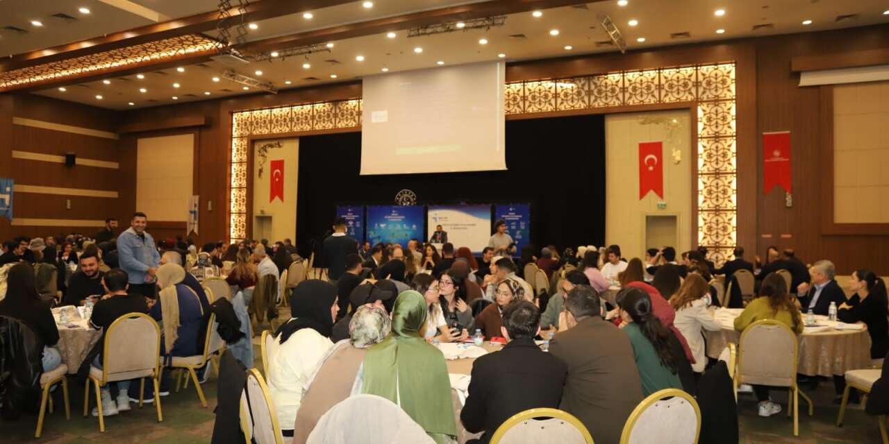 Konya’da gençlerin geleceği için 20 masa kuruldu, iş hayatından beklentileri konuşuldu