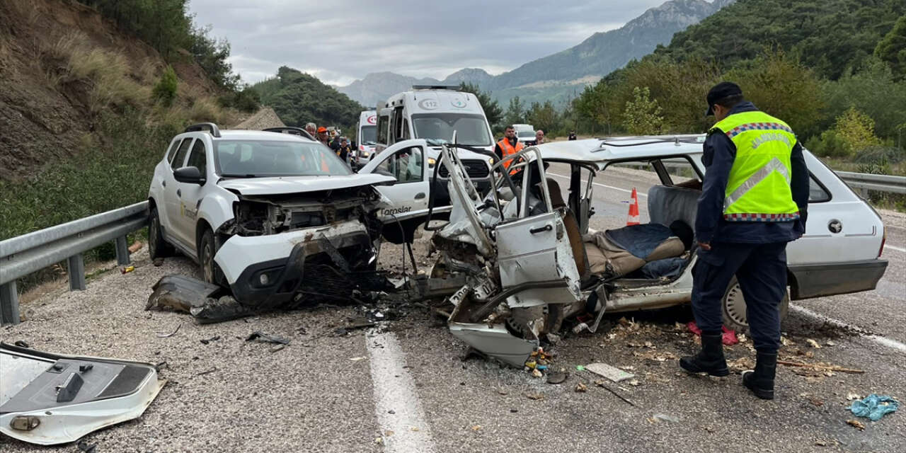 Çarpışan otomobiller bu hale geldi! 1 ölü, 2 yaralı var