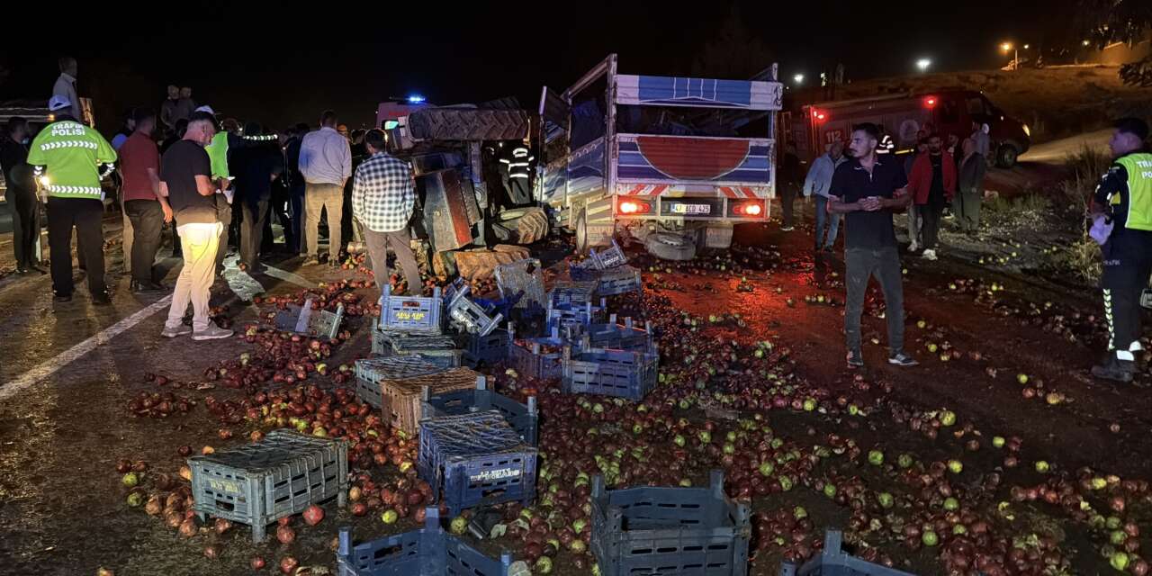 Gübre yüklü traktöre çarpan kamyonetin sürücüsü öldü