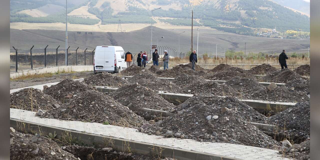 Mezar kazarken patlamamış top mermisi buldu