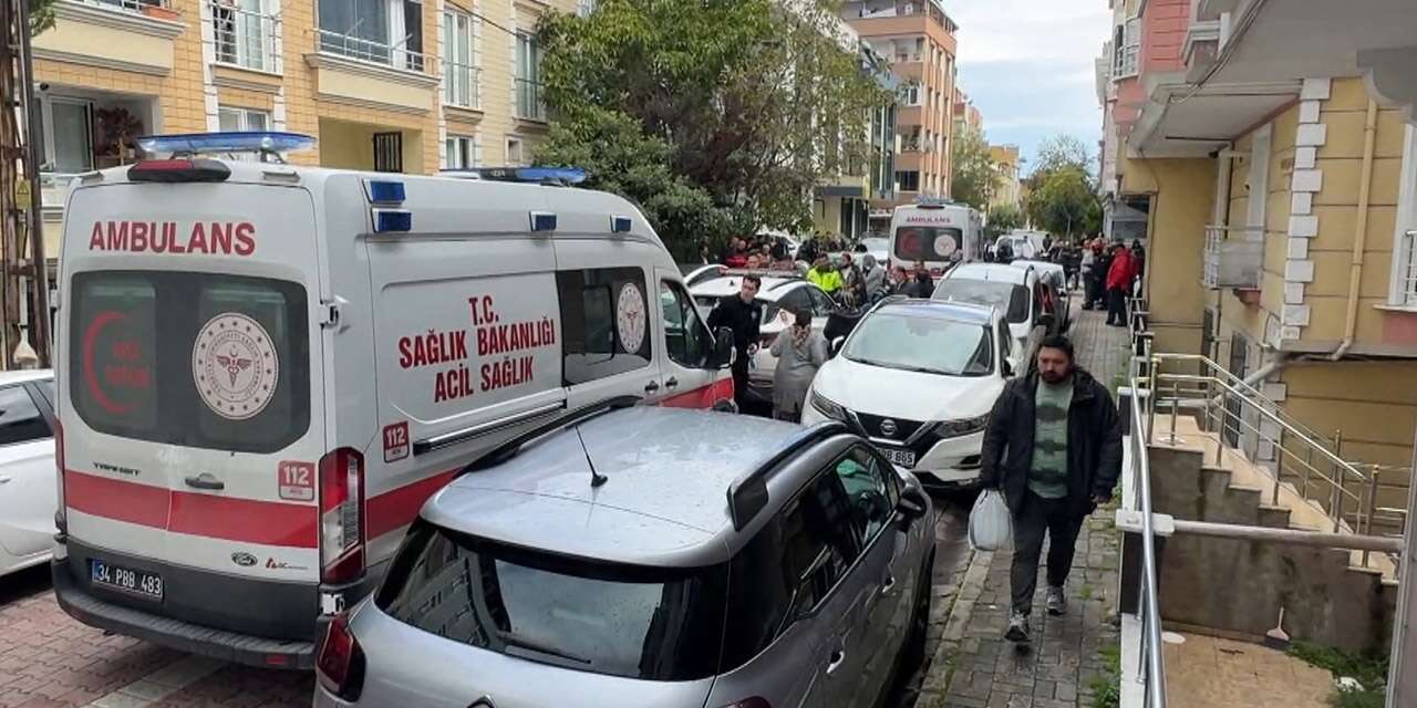 Trafikte tartıştıkları sürücüyü evine kadar takip edip boynundan bıçakladılar! 3 yaralı