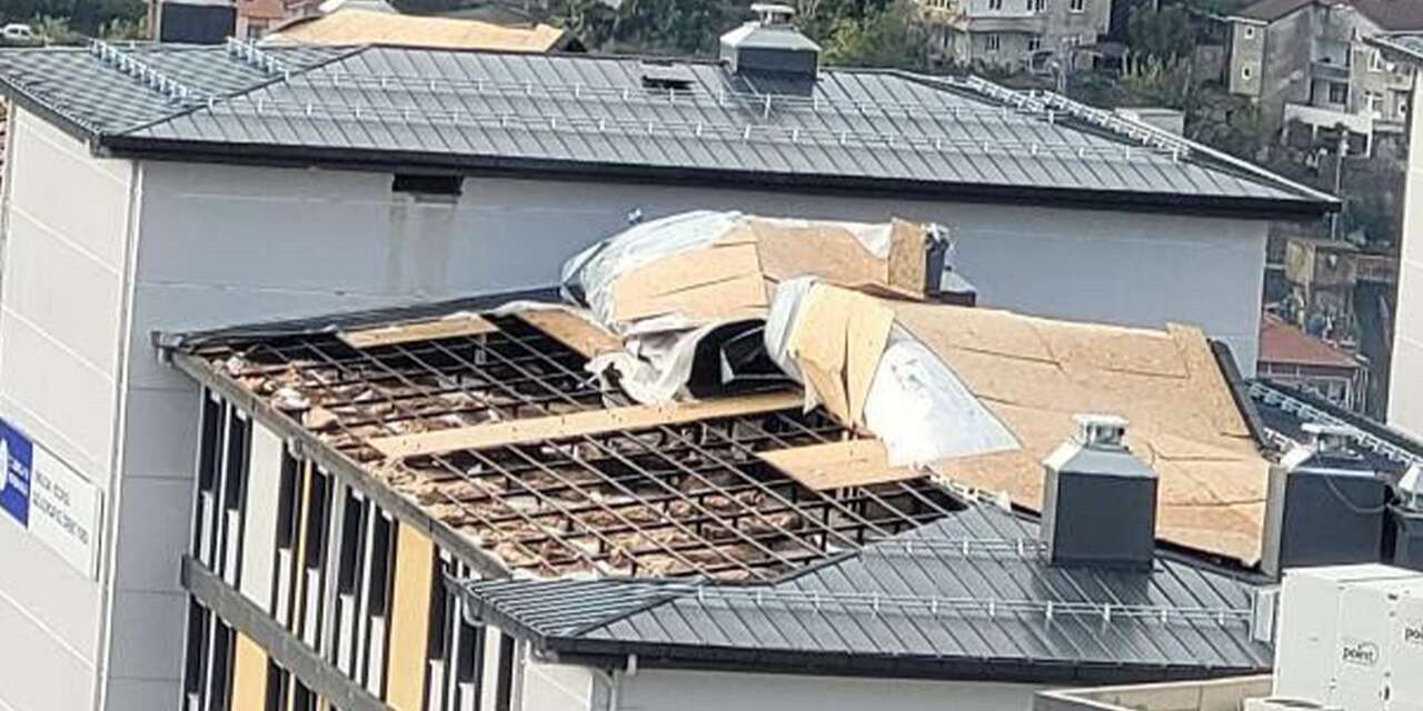 Şiddetli fırtına KYK yurdunun çatısını uçurdu