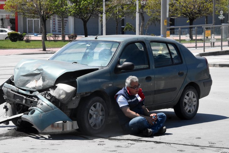 Sokağa çıkma yasağında Konya'da kaza! İki otomobil çarpıştı