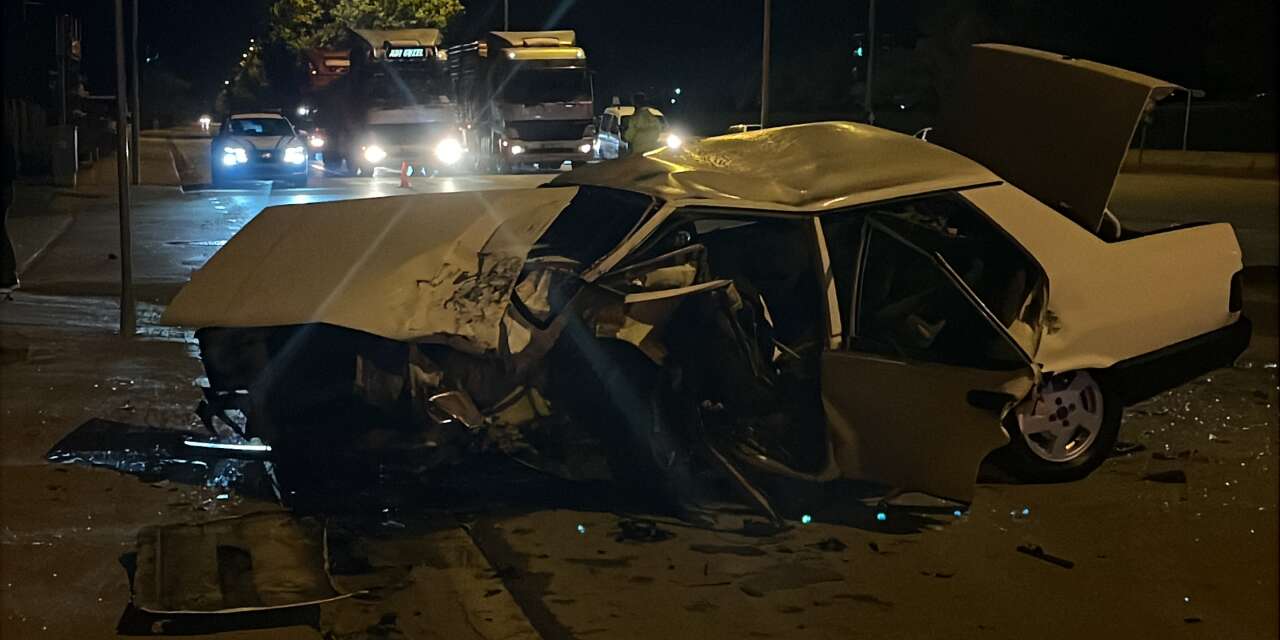 Konya’da ışık ihlali kazayı beraberinde getirdi, Tofaş bu hale geldi