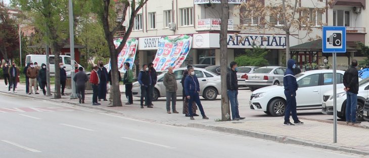 Konya'da pide için sosyal mesafeyi koruyarak sıraya geçtiler