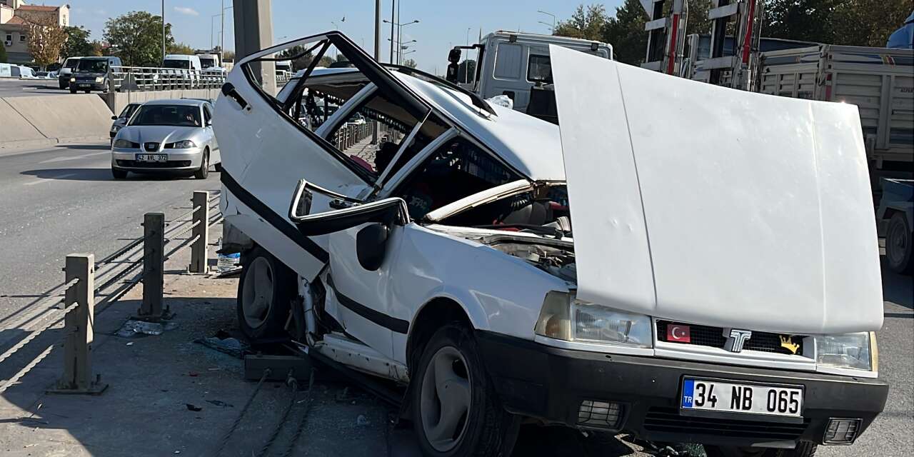 Konya’da Tofaş alt geçit refüjüne çarptı, 4 kişi yaralandı
