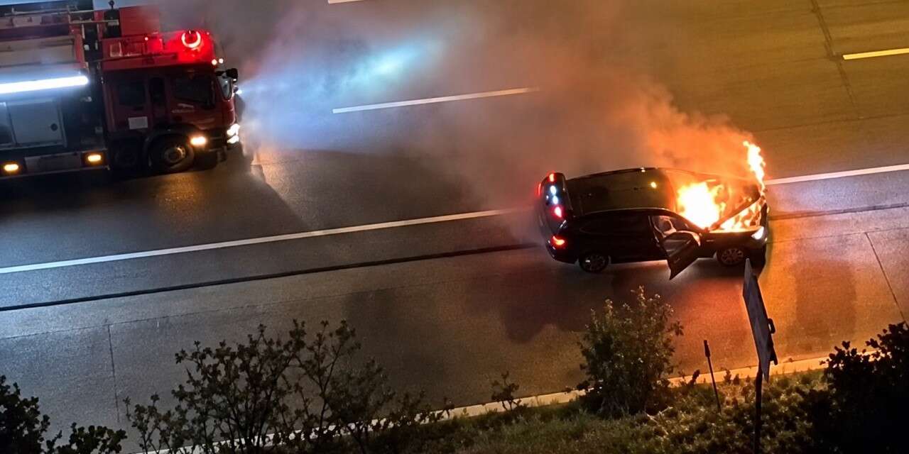 Lüks otomobil alev aldı, sürücü canını son anda kurtardı