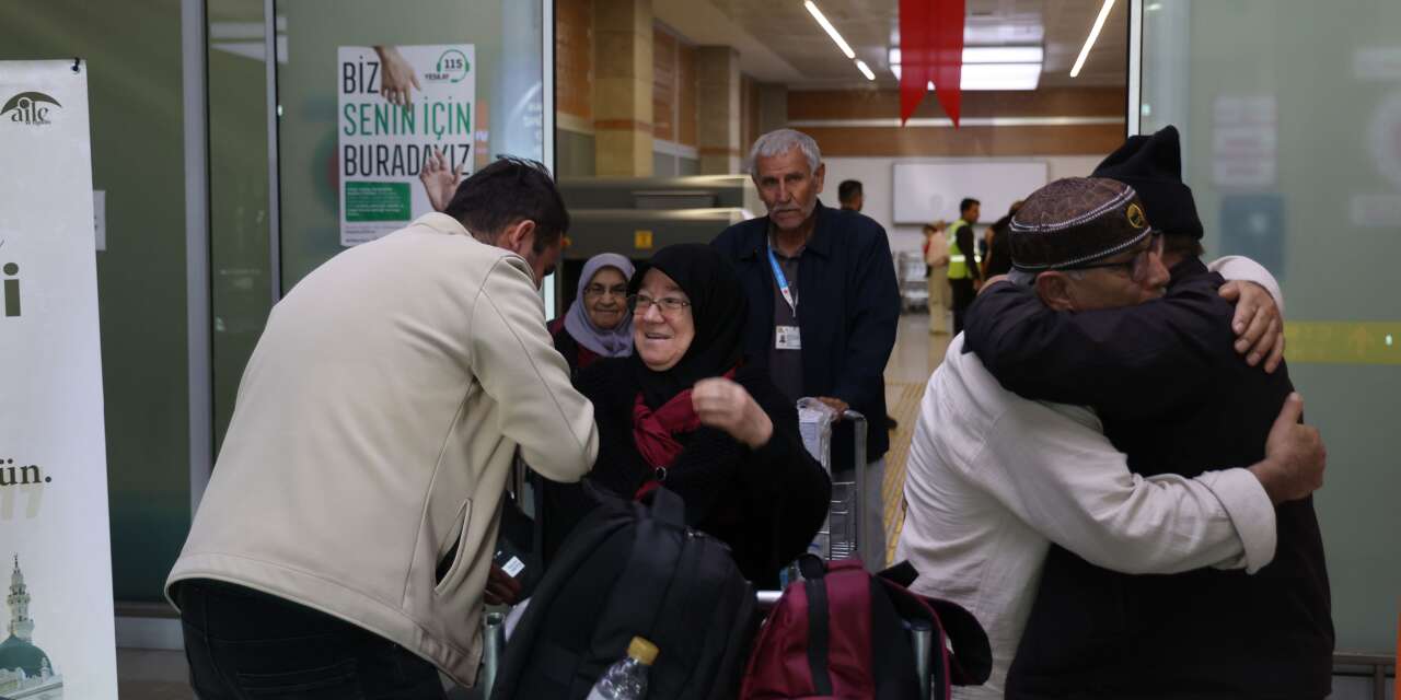 Konya Havalimanı’nda duygusal kavuşma! Vefa Umresi’nin üçüncü kafilesi döndü