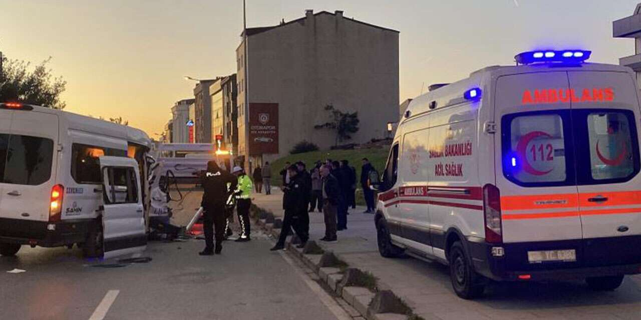 Servis minibüsü hafriyat kamyonuna çarptı, 9 kişi yaralandı