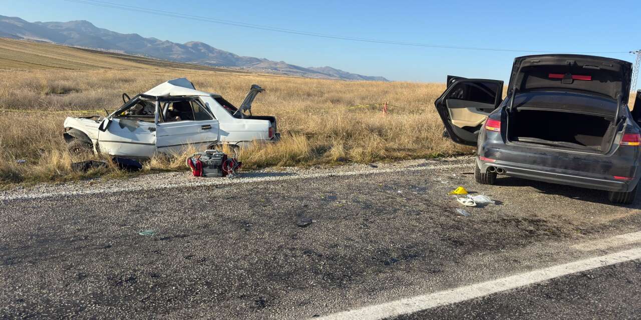 Konya plakalı otomobil başka araçla kafa kafaya çarpıştı! 4 kişi hayatını kaybetti