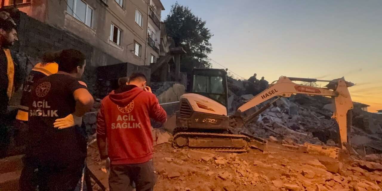 Önce metruk bina, ardından yanındaki ev çöktü! Enkazdan acı haber geldi