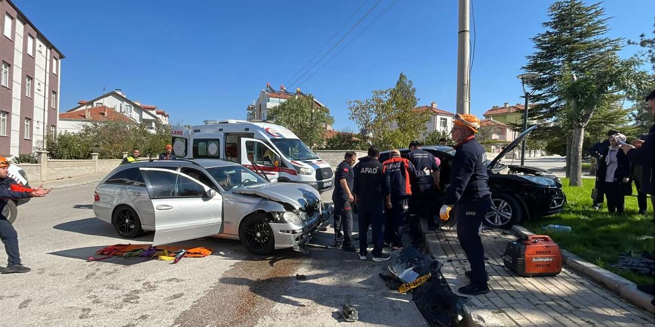 Tehlike saçan kavşakta bir kaza daha! Muhtar duruma isyan etti