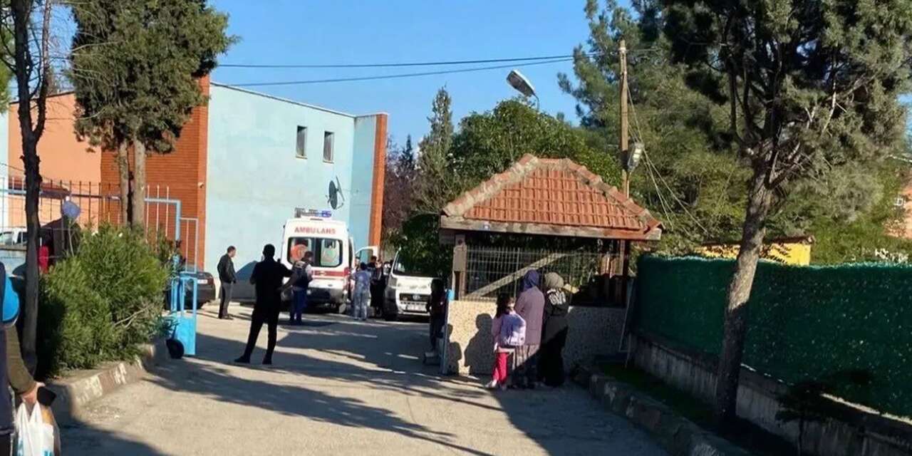 Okul bahçesinde korkutan kaza! 8 yaşındaki öğrenci hastaneye kaldırıldı