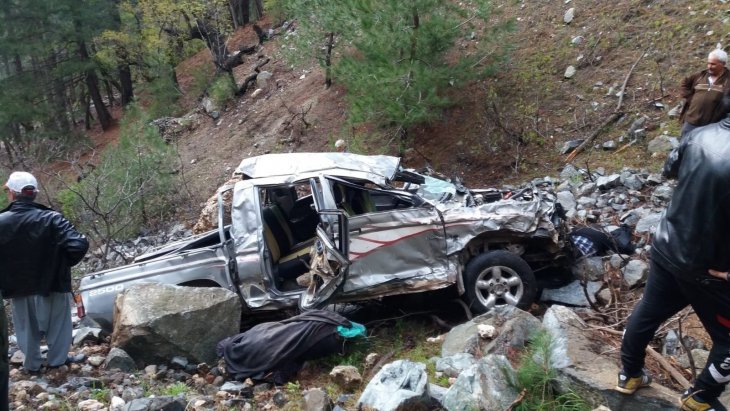 Kamyonet uçuruma devrildi: 1'i çocuk 3 ölü